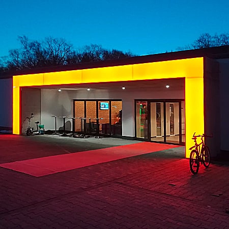 Fitnesscenter Eingangsportal mit LED Beleuchtung