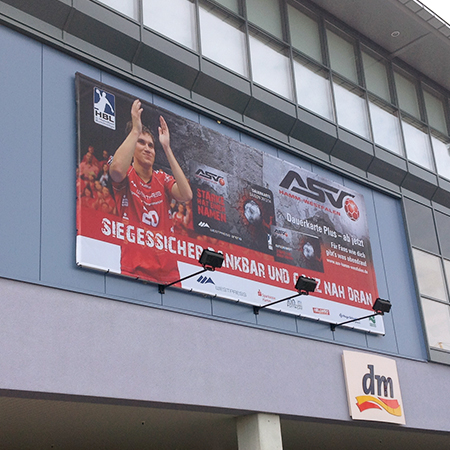 Outdoor Wandrahmen mit Werbebanner und Beleuchtung